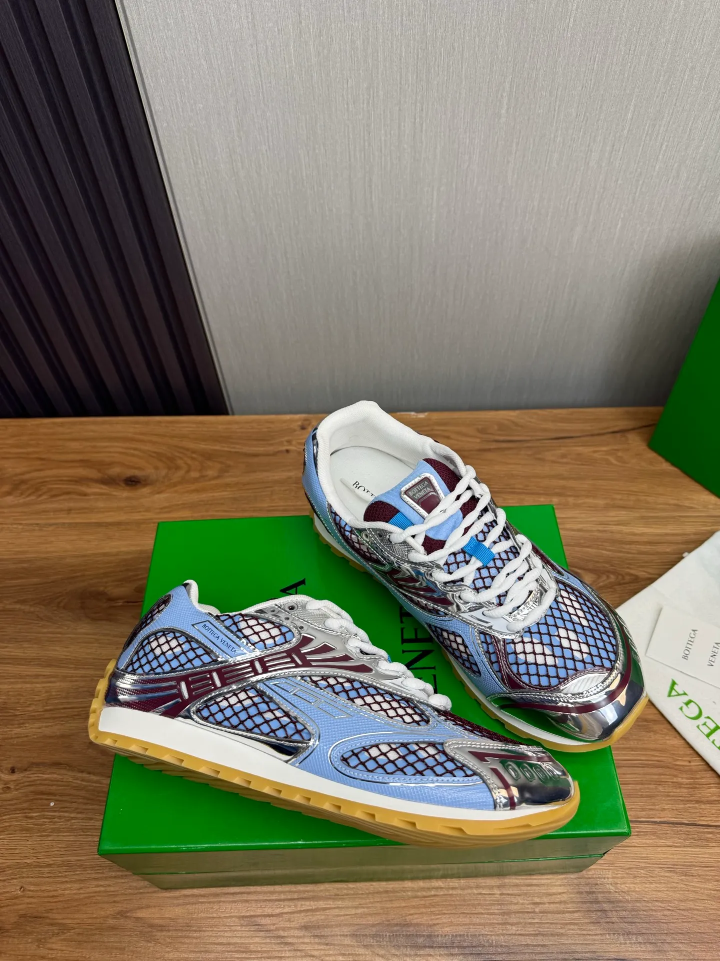 Men's men's shoes 💰620💰 BV top version 𝘽𝙊𝙏𝙏𝙀𝙂𝘼 𝙑𝙀𝙉𝙀𝙏𝘼 Orbit sneakers Wang Yibo same style couple style dad shoes 🩷💚 Runner sneakers, made of lightweight technical mesh fabric. Features a geometric patterned rubber outsole. Pay attention to the package craftsmanship ❕ High version shipping ❗️ Very nice, durable to play with and durable to make ✔️ Standard version 💯💯 The outsole is made of color-blocked TPU outsole. Women’s model 35-41 (40 41 customized) Men’s model 39-46 (45.46 customized) Equipped with original packaging